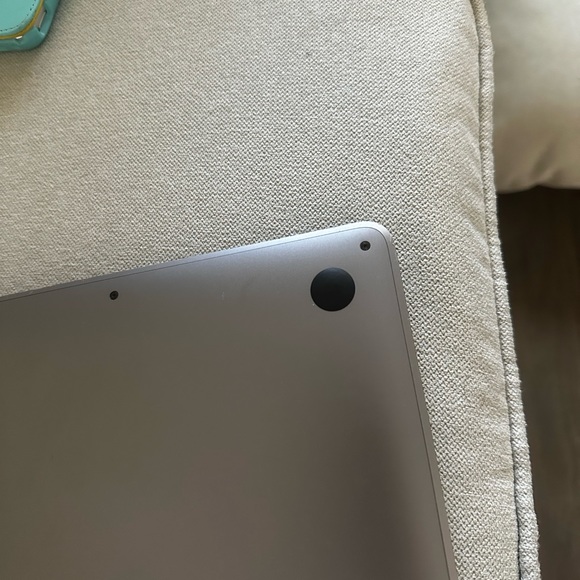 Apple MacBook Pro 13.3" Intel Core i5 8th Gen., 1.40 GHz, 8GB) - Picture 5 of 9